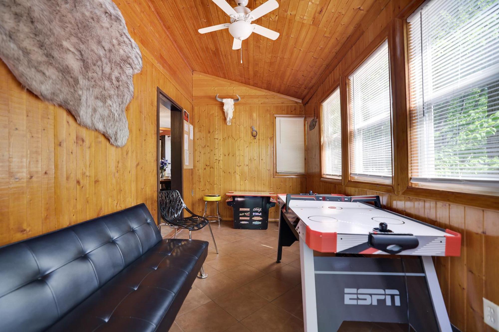 Chalet Renovated Near Casino, Camelback , Kalahari 4Bdrms Firepit Hot Tub Game Room Tobyhanna Dış mekan fotoğraf